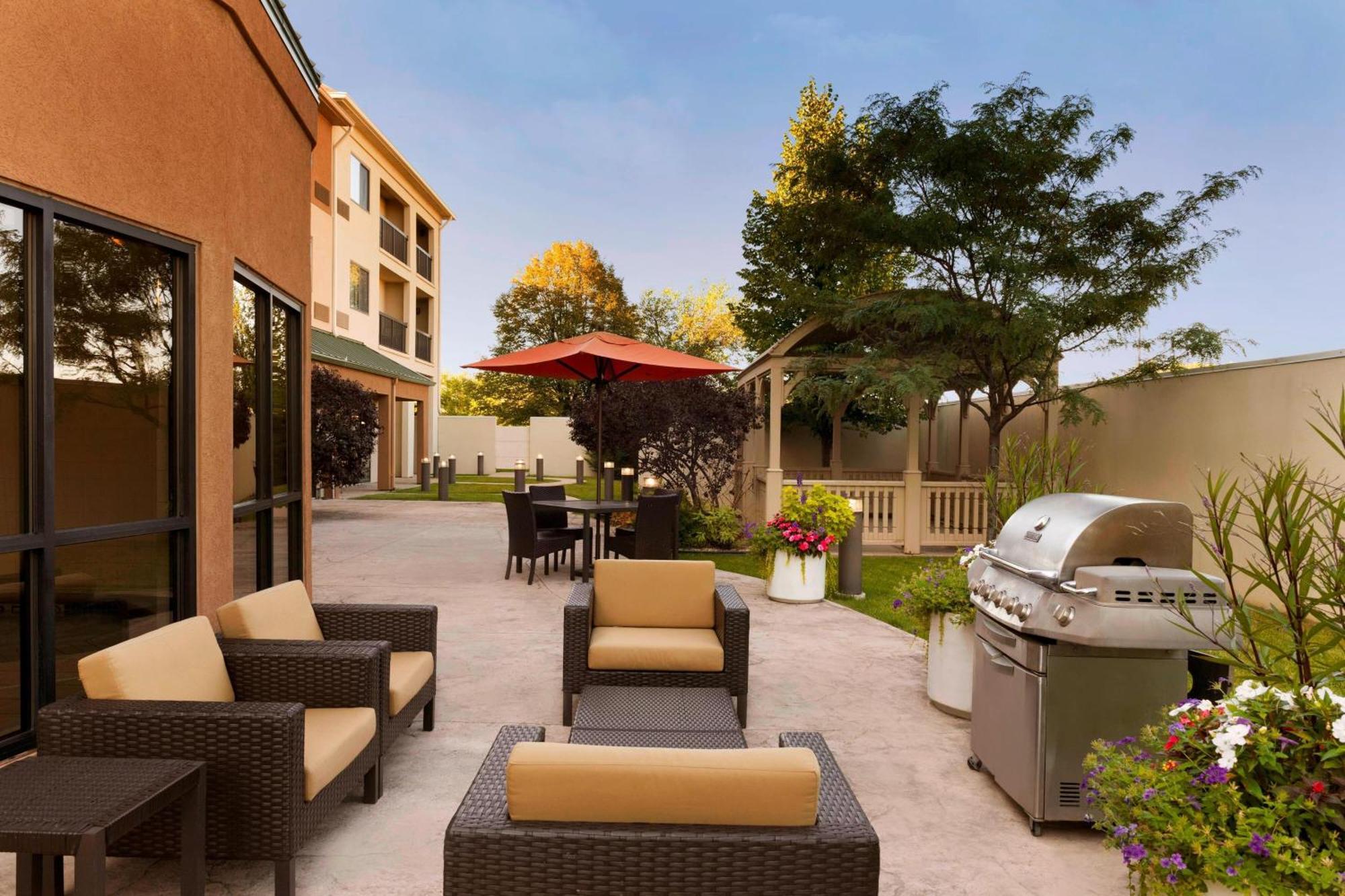 Courtyard By Marriott Peoria Hotel Exterior photo